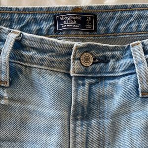 Abercrombie & Fitch Jeans - Abercrombie & Fitch Mom Jean w distressed hem Abercrombie & Fitch Jeans - Abercrombie & Fitch Mom Jean w distressed hem